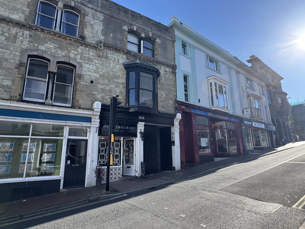 Lot: 92 - FREEHOLD TOWN CENTRE WORKSHOP/STORE WITH POTENTIAL - Church Street, Showing the Access Arch
